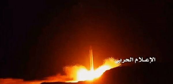 حملات موشکی یمن به عربستان/ تاسیسات نفتی آرامکو هدف قرار گرفت/ آتش سوزی در پالایشگاه‌های نفت جیزان و أبها