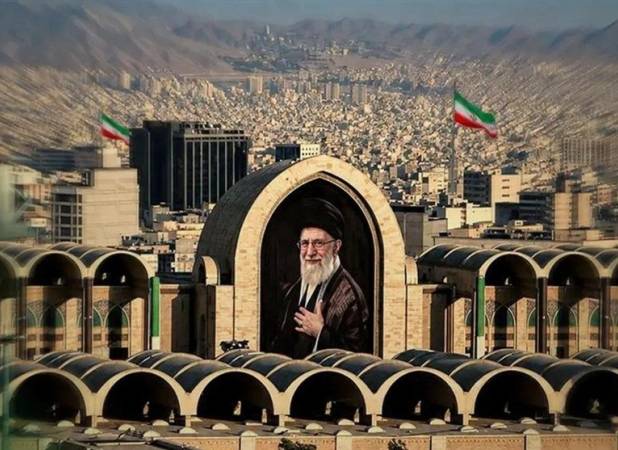 شعار یکپارچه مردم در مصلی؛ «خامنه‌ای زنده است ایران پاینده است»