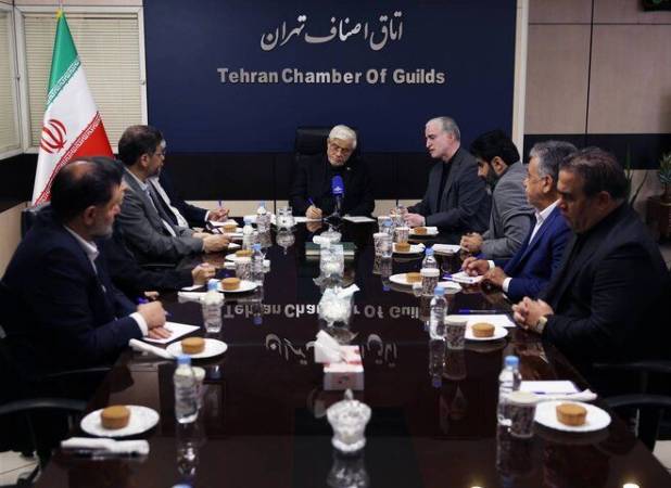عارف: دولت آماده واگذاری اختیارات بازار به اصناف است/ افزایش نرخ ارز به سرعت در قیمت کالاها اثر می‌گذارد/ این روند باید اصلاح شود