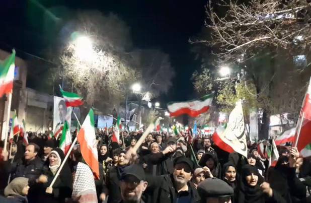 میدانداری حماسی شبانه مردم ارومیه در بیعت با رهبری و انقلاب