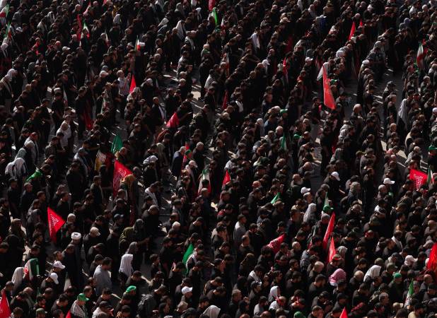 مراسم اقامه نماز بر پیکر رهبر شهید و خانواده ایشان