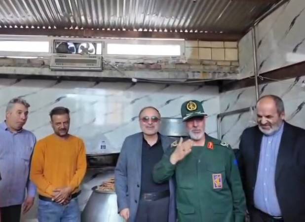 بازدید فرمانده سپاه عاشورا از مرکز پیشتیبانی مردمی جنگ تحمیلی سوم