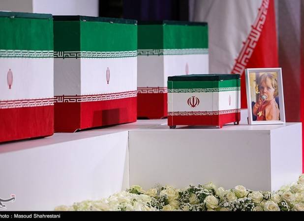 ببینید|وداع فرماندهان ارشد نیروهای مسلح با رهبر شهید در مصلی