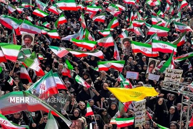 حضور پرشور دختران در اجتماع بزرگ «دختران جان‌فدای ایران»