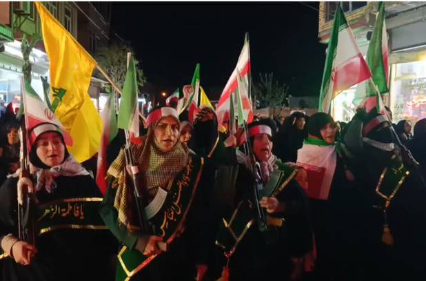 بانوان چهاربرجی اسلحه به دست در میدان حاضر شدند