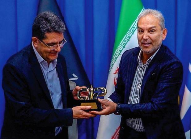 اعطای «نشان عالی تشریفات فرودگاهی» به مدیران ارشد وزارت نفت در عسلویه