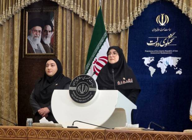 آرزوی مرگ برای سخنگوی دولت در میدان ولیعصر!/ مهاجرانی: رسایی منافع ملی کشور را نمی‌فهمد