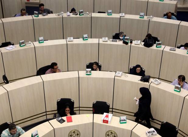 گردش سنگین معاملات بورس بدون شکل گیری موج ترس | بازار سهام متعادل شد | واکنش حقیقی ها به حمله نظامی به جنوب