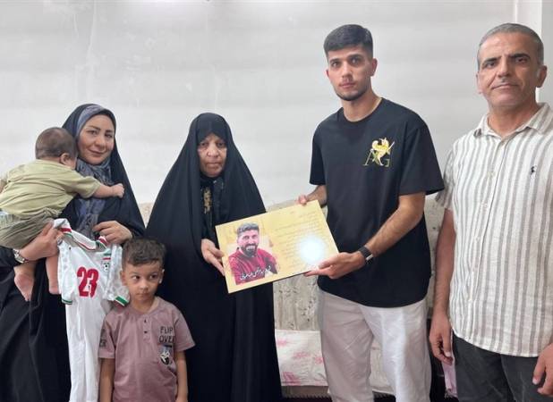 دیدار آریا یوسفی با خانواده شهید طباطبایی
