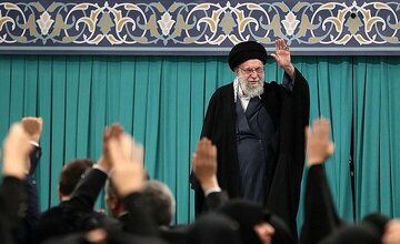 حضور رهبر شهید انقلاب در مانور دریایی سال ۱۳۶۴/ حسن روحانی هم بود + تصاویر