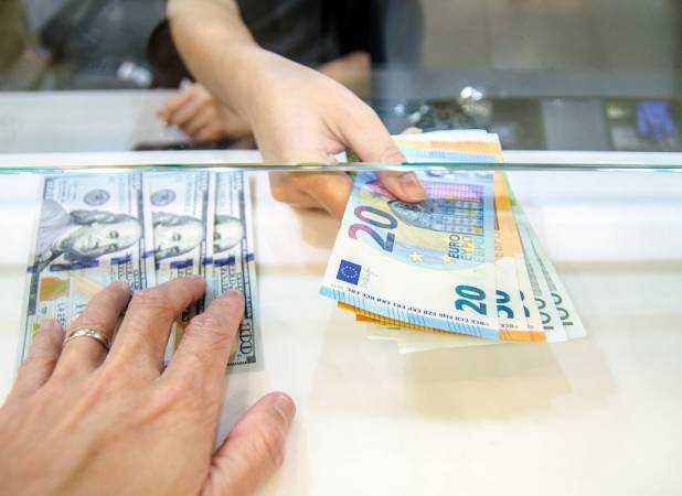 بازدهی مثبت ارزها؛ یورو صدرنشین شد، هرات سبزپوش | دلار تا ۱۹۳ هزار و ۷۰۰ تومان بالا رفت | نبض بازار در دست کیست؟