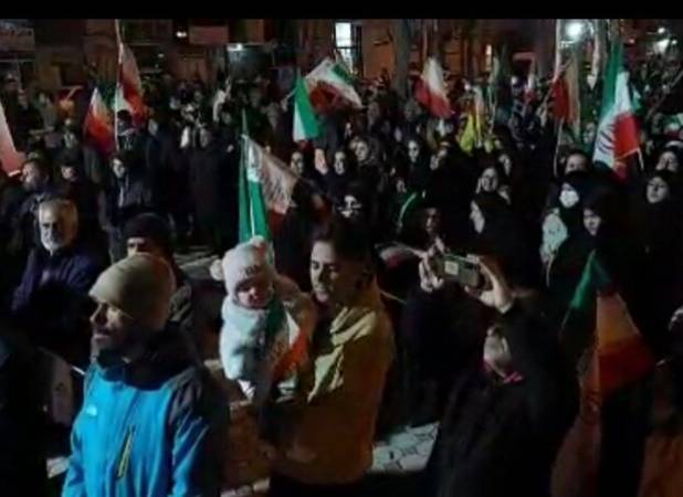 رجزخوانی کودک بیجاری در اجتماع مردمی بزرگداشت چهلم رهبر شهید