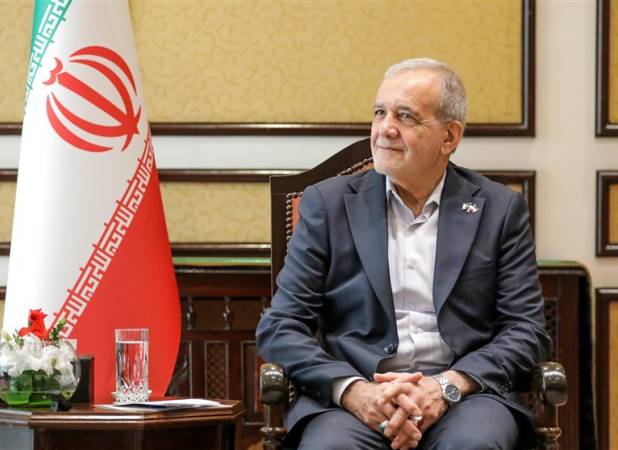ببینید|پزشکیان از نمایشگاه نقاشی فرشته‌های میناب در دهلی‌نو بازدید کرد