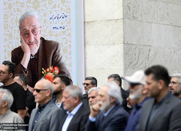 فاتحه خوانی سیدمحمد خاتمی و ظریف بر پیکر ابوالقاسم قاسم‌زاده/ همتی هم برای تشییع آمده بود+ تصاویر