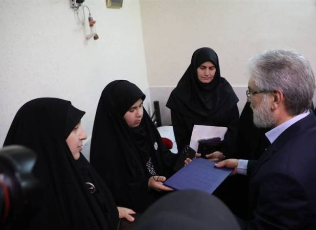 اهدای مدرک دانش‌آموختگی دانشجوی شهید علمی کاربردی توسط وزیر علوم