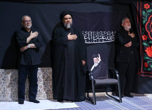 قاآنی و ذوالقدر در آیین عزاداری در محل شهادت رهبر انقلاب+ تصویر