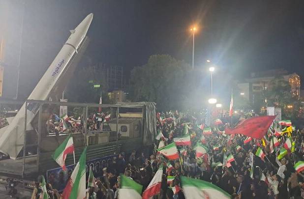 قدرت آهنین ایران در قلب تهران؛ موشک «قدر» مهمان مردم میدان ونک شد