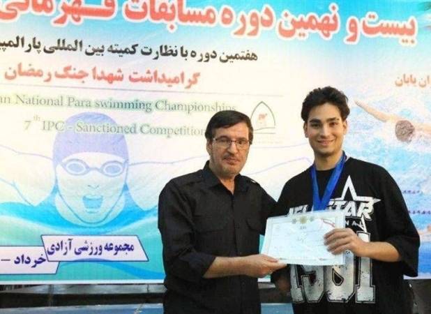 اهدای نشان مسابقات پاراشنا به شناگر جانباز جنگ تحمیلی سوم
