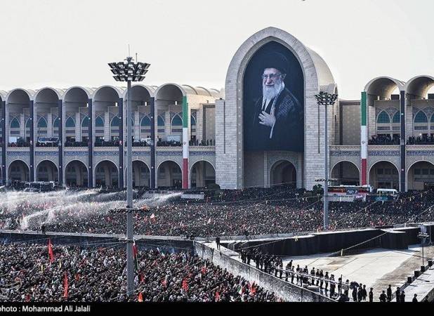 تصاویر| اقامه نماز بر پیکر «رهبر شهید انقلاب»