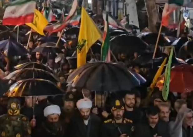 بیعت دوباره مردم خوی با رهبری و انقلاب زیر بارش باران