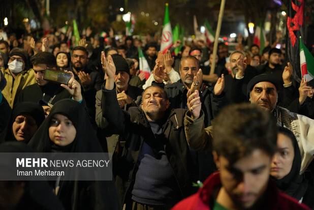 جمع خوانی دعای فرج در اجتماع شبانه مردم کرمانشاه