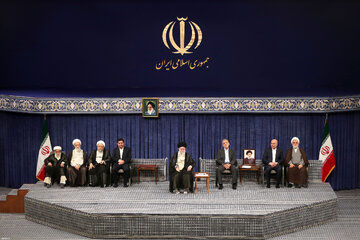 آخرین مراسم تنفیذ ریاست جمهوری با حضور رهبر شهید/ احمدی‌نژاد نیامد/ شمخانی لباس نظامی پوشید/ گپ‌وگفت روحانی و جلیلی +تصاویر
