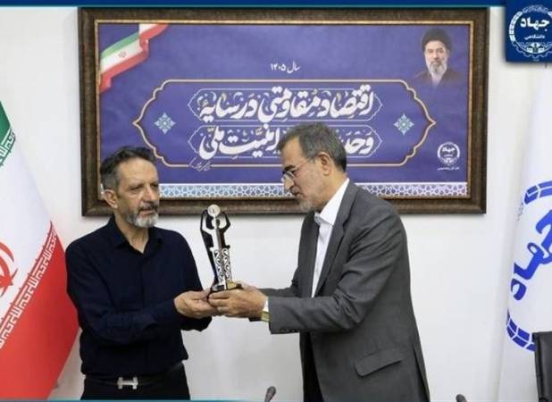تجلیل رئیس جهاددانشگاهی از پدر دانشجوی شهید علی ناظم