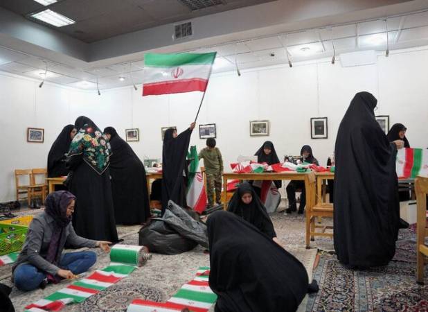 دوخت «پرچم عشق» در اتاقی کوچک با دل های بزرگ