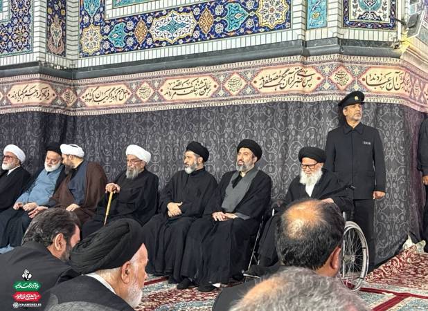 حضور فرزندان رهبر شهید در مراسم چهلم ایشان در حرم رضوی +عکس
