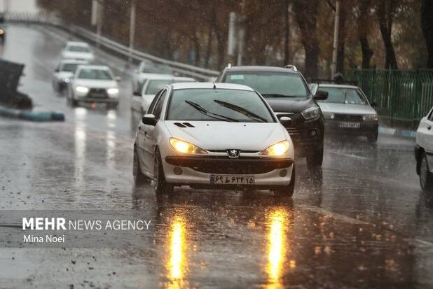 ترافیک سنگین در ورودی‌های پایتخت؛ بارش باران در مسیرهای شمال کشور