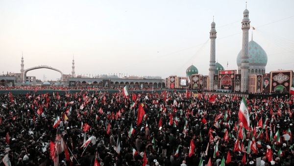 اقامه نماز بر پیکر رهبر شهید توسط آیت الله جوادی آملی 