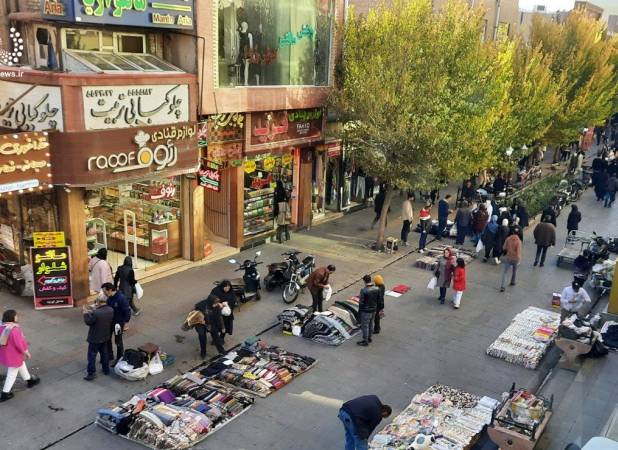پیاده‌روها در قُرق دستفروش‌ها | علامت سؤال درباره ترکیب جمعیتی دستفروش‌های پایتخت | دنیا دستفروش را حذف نکرد، برایش قاعده نوشت