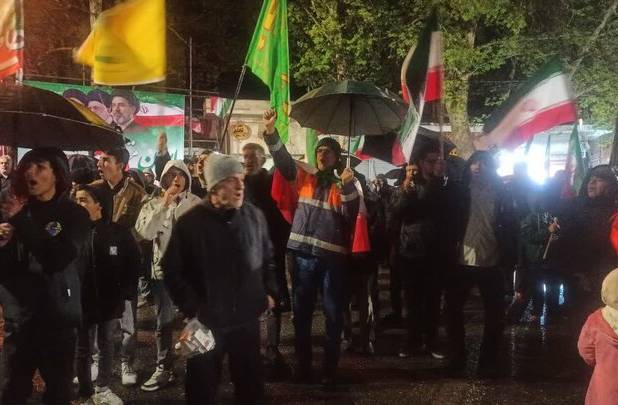 تداوم حضور حماسی مردم محلات زیر بارش باران در پنجاه و یکمین قرار عاشقی