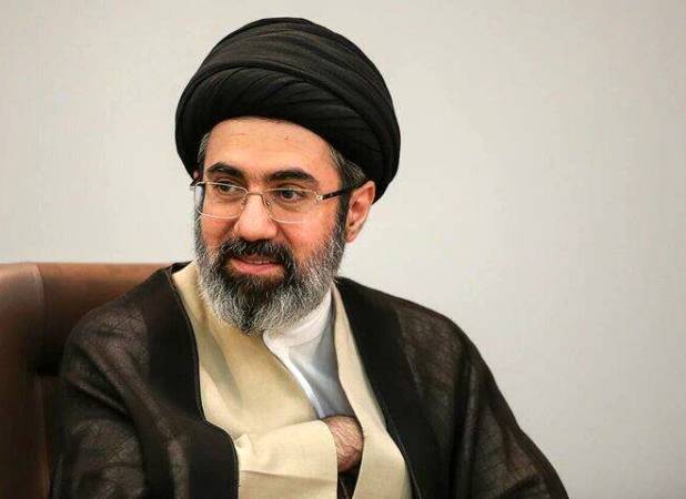 تصویری دیده نشده از اقتدای  آیت‌الله سیدمجتبی خامنه‌ای به رهبر شهید انقلاب