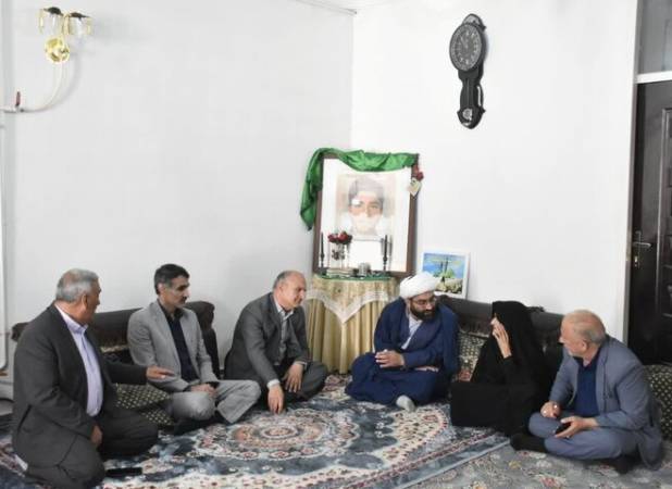 مدیرکل بنیاد شهید لرستان با خانواده شهدای رومشکان دیدار کرد