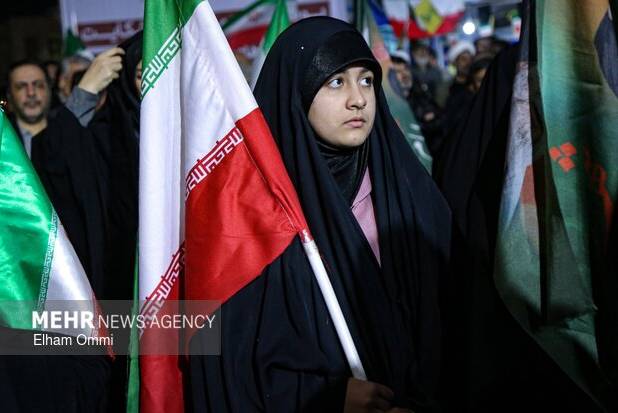 مشت های گره کرده مردم تاکستان بر علیه دشمن در پنجاهمین شب متوالی