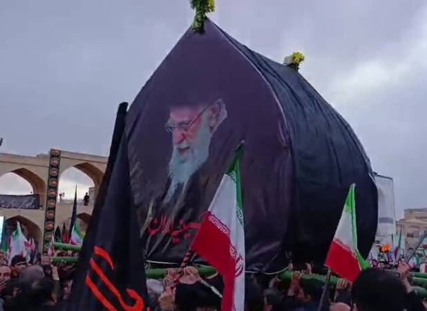 آیین سنتی نخل‌برداری به مناسبت اربعین رهبر شهید انقلاب در یزد