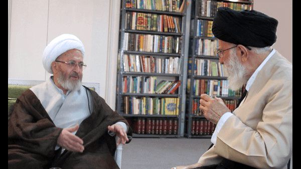 این مرجع تقلید بر پیکر رهبر شهید نماز می خواند