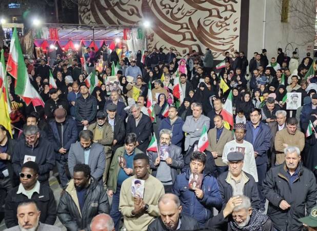 یکدلی مردم سنندج در حمایت از وطن و حضور شبانه در میدان آزادی شهر