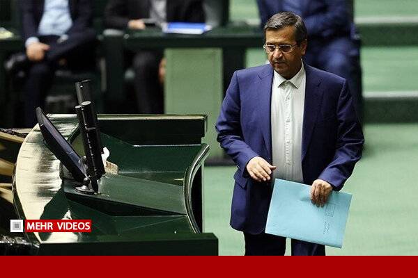 همتی: بانک‌های ناتراز یا اصلاح می‌شوند یا کنار می‌روند