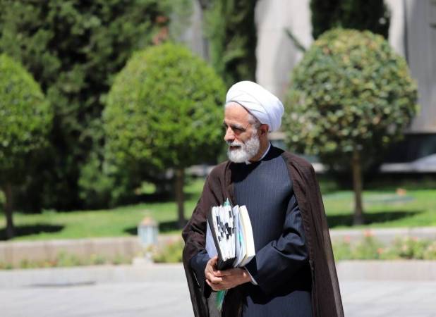 با اظهارات نسنجیده پشت دیپلمات‌ها را خالی نکنیم