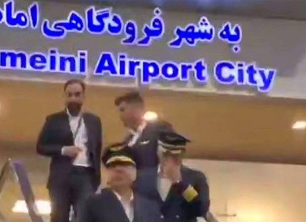 لحظه ورود خلبان محاصره‌شکن یمن به فرودگاه امام + فیلم