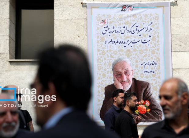 خاتمی بر پیکر روزنامه‌نگار باسابقه نماز خواند/ ظریف و همتی هم آمدند + عکس