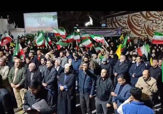 تداوم تجمع شبانه مردم سنندج در حمایت از انقلاب اسلامی ایران