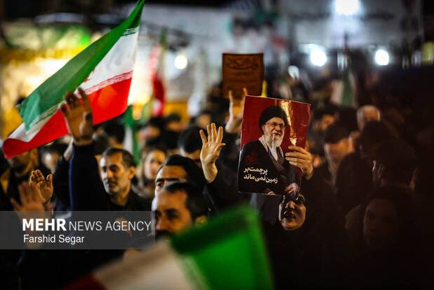 ایران برای آزادی و استقلال بشریت می‌جنگد!