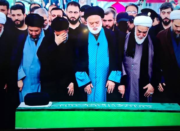 اقامه نماز فرزند رهبر شهید بر پیکر پدر + فیلم
