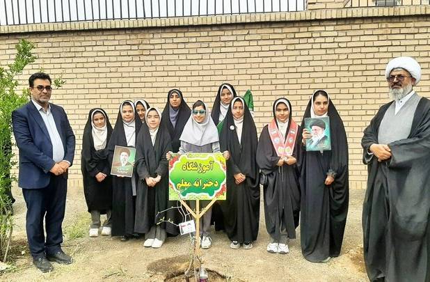 مراسم درختکاری دانش آموزان دختر کاشمری