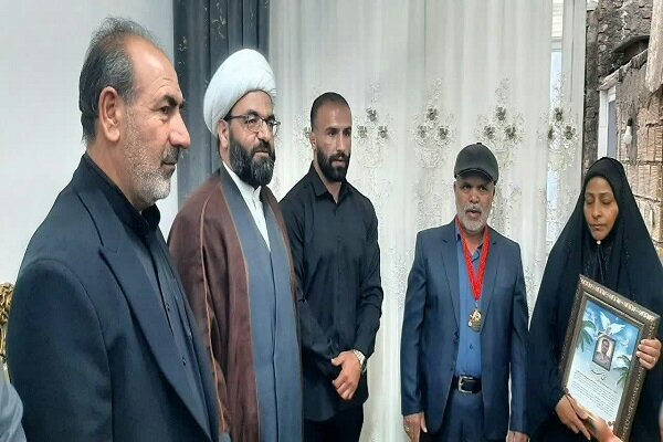 قهرمان کشتی آزاد جهان مدال خود را به خانواده شهید «پاپی» اهدا کرد