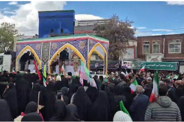 تشییع پیکر دو شهید جنگ رمضان همزمان با اربعین رهبر شهید در ارومیه