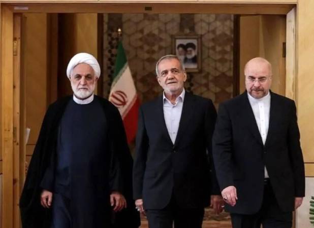 ادای احترام روسای قوا و مقامات به پیکر رهبر شهید انقلاب